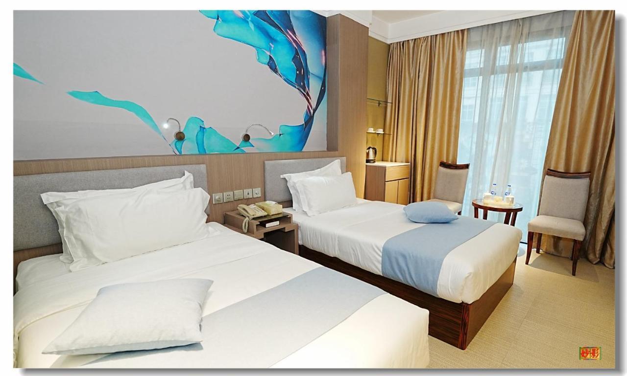Pristine 1 Manila Bagian luar foto